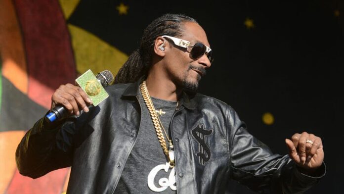 snoop-dogg’s-secret-to-smoking-weed:-a-staffer-who-says-‘that’s-enough’