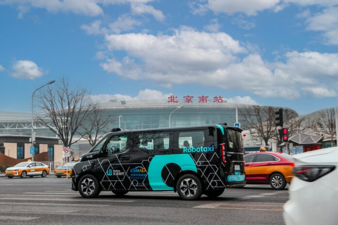 weride-launches-commercial-robotaxi-service-in-beijing’s-core-urban-area-for-the-first-time-at-beijing-south-railway-station