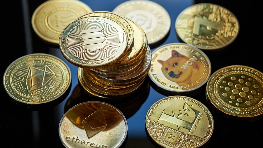 Bitcoin, Dogecoin Up, Ethereum, XRP Flat On Slow Monday Start
