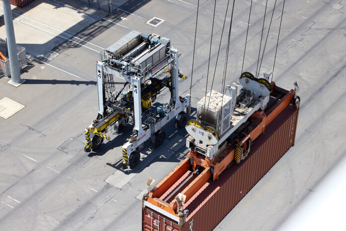 kalmar-supports-victoria-international-container-terminal-with-four-automated-straddle-carriers