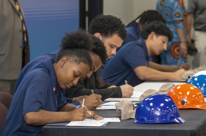 hii’s-ingalls-shipbuilding-hosts-“signing-day”-for shipbuilder-academy-graduates